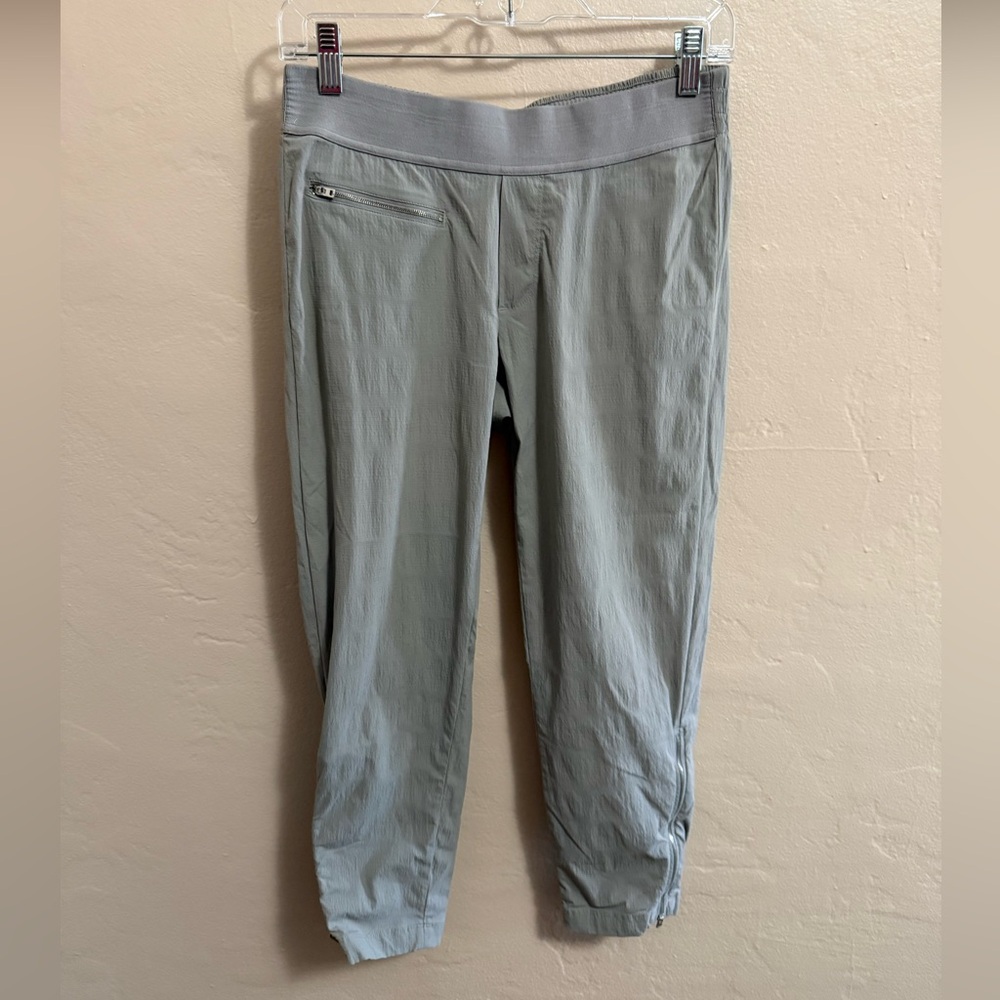 Athleta Light Gray Capri pants 4p